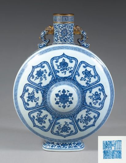 Importante vase de forme dite gourde de pèlerin décoré en bleu sous couverte ; chaque...