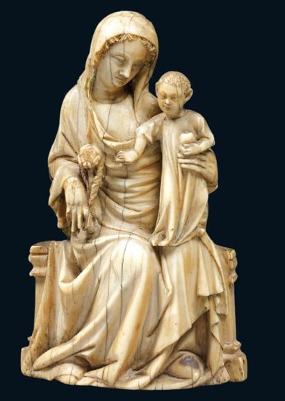 null Statuette en ivoire sculpté en ronde bosse représentant la Vierge Marie assise,...