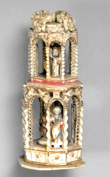 null Petit autel portatif en ivoire sculpté et partiellement polychromé à 2 étages...