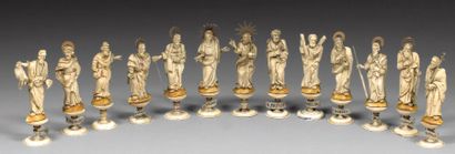 null Série de plaquettes en ivoire sculpté figurant le Christ, la Vierge Marie et...