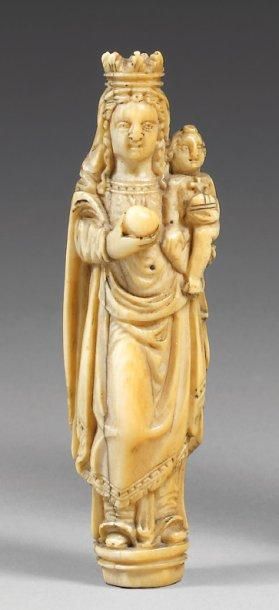 null Petite statuette en ivoire sculpté représentant la Vierge Marie débout avec...