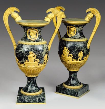 null Paire de vases à anses en marbre vert et bronze doré à décor de casque à la...