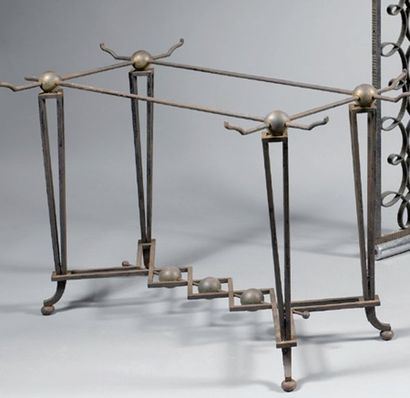 TRAVAIL FRANCAIS (1930-1940) Piètement de table basse en fer forgé à quatre pieds...