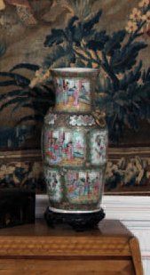 Vase en porcelaine de Chine. Style de CANTON,...