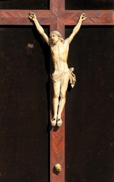 Important Christ en ivoire, cadre en bois...