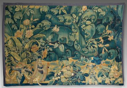 null Fragment de tapisserie à décor de personnages, fleurs et oiseaux sur fond d'aristoloches....