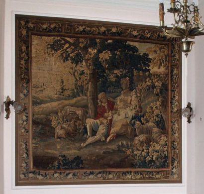 BRUXELLES Tapisserie à décor de scène galante, bordure rapportée. Époque XVIIIe siècle....