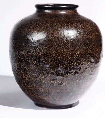 Emile LENOBLE (1875-1940) Grand vase en grès de grand feu. Forme apparentée à celle...