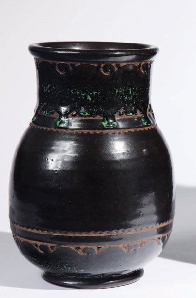 Emile LENOBLE (1875-1940) Vase en grès de grand feu. Sur talon, panse à couverte...