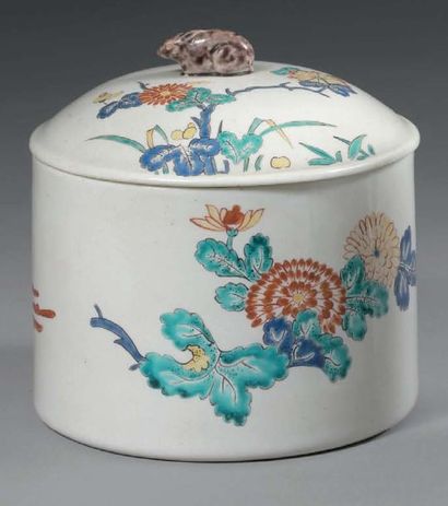 CHANTILLY - Porcelaine tendre Beau et rare pot cylindrique couvert à fin décor polychrome...