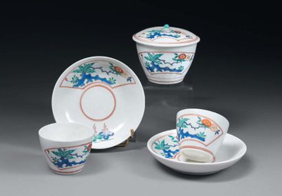 CHANTILLY - Porcelaine tendre Paire de gobelets « seau » et leurs soucoupes et sucrier...