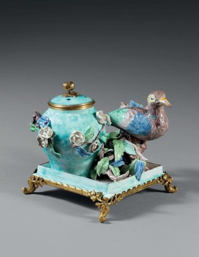 * CHANTILLY - Porcelaine tendre Beau et rare pot pourri polychrome monté en bronze...