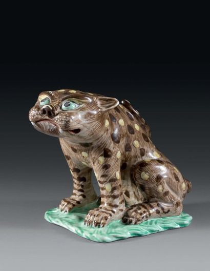 CHANTILLY - Porcelaine tendre Belle et rare statuette représentant un léopard assis...