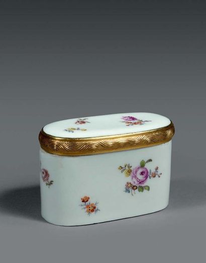 MEISSEN - Porcelaine Boîte de forme ovale à décor polychrome de semis de bouquets...