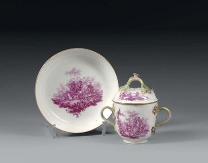 MEISSEN - Porcelaine Belle et rare tasse couverte et son présentoir à fin décor en...