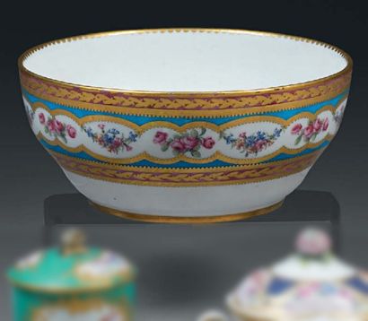 SEVRES - Porcelaine tendre Bol à décor polychrome d'une bande concentrique turquoise...