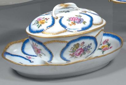SEVRES - Porcelaine tendre Sucrier ovale couvert à prise entrelacée et un présentoir...
