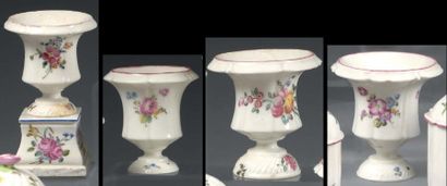 MENNECY - Porcelaine tendre Suite de 4 petits vases Médicis à pied torsadé, décor...