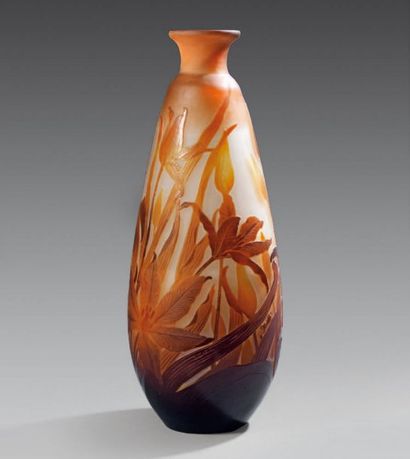 Émile GALLÉ (1846-1904) Vase ovoïde à col galbé. Épreuve en verre doublé marron orangé...