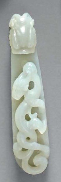 Fibule à tête de dragon, en jade blanc sculpté...