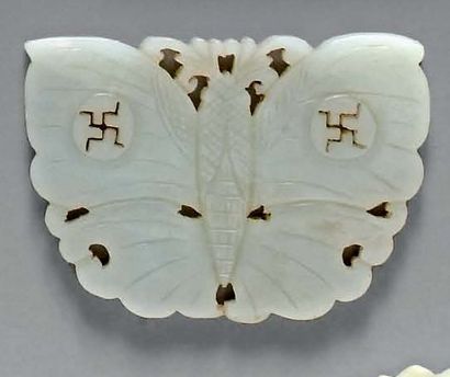 null Pendentif en jade blanc formé d'un papillon aux ailes déployées. Larg : 8,2...