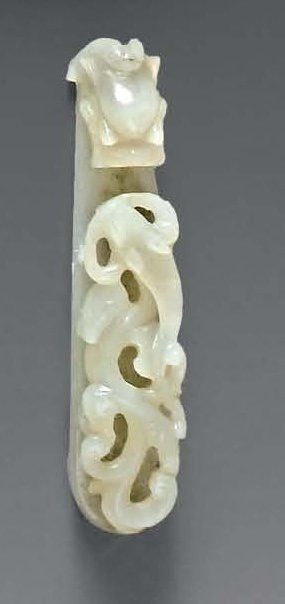 null Fibule à tête de dragon, en jade blanc sculpté en relief d'un qilin. Long :...