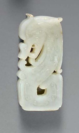 null Pendentif en jade blanc formé d'un dragon lové. Larg : 6,7 cm GR