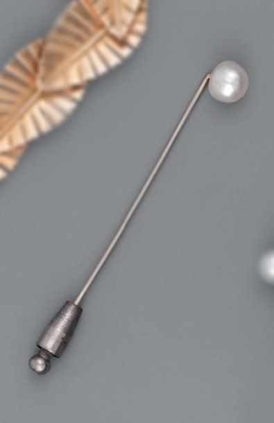 null Epingle de cravate en or gris ornée d'une perle fine bouton. Diam : 8,1 mm -...