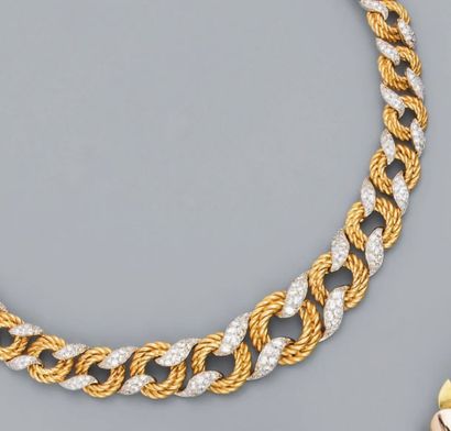 null Collier en or jaune articulé d'une chute d'anneaux doubles torsadés réunis par...