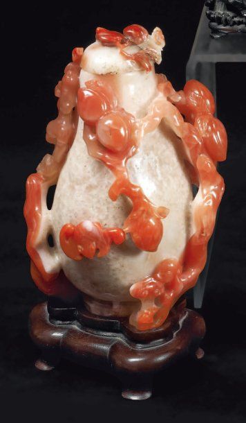 Art chinois du XVIIIème siècle Vase couvert en calcédoine blanche, cornaline et agate,...
