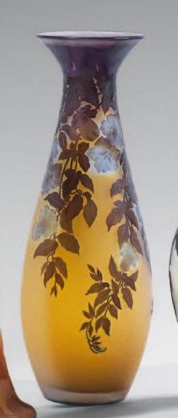 Emile GALLE (1846-1904) Vase ovoïde à col galbé ouvert. Épreuve en verre doublé violet...