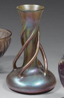 LOETZ Vase soliflore en verre irisé (c.1902) à quatre anses latérales détachées en...