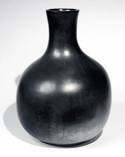 Georges JOUVE (1910-1964) Important vase sur fond noir métallisé, signé sous émail...
