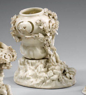 MENNECY - Porcelaine tendre Grand pot-pourri avec vase ajouré sur lequel monte une...