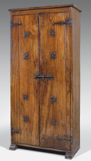 null Petite armoire en bois naturel, les deux portes à décor de têtes de clous en...