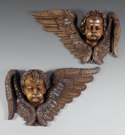 null Paire d'anges Bois de noyer sculpté. Allemagne fin du 17ème siècle. Haut. :...