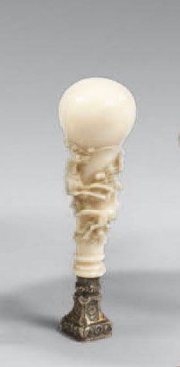 Cachet en ivoire sculpté d'une torsade de...