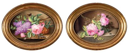 École du XIXe siècle Paire de plaques ovales en porcelaine à décor peint de roses,...