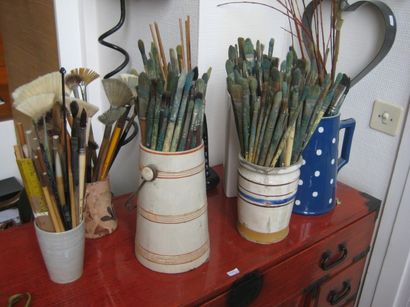 null Lot de six pots comprenant une collection de pinceaux.