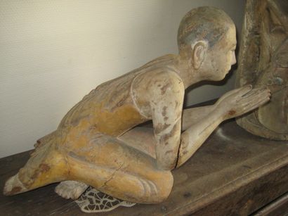 null Statue d'adorant en bois sculpté à traces de polychromie agenouillé, les mains...