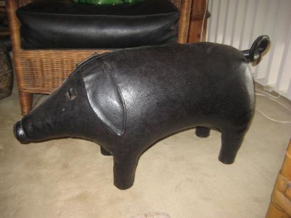 null Cochon repose-pied en peau de porc teintée noire. Espagne ? Circa 1930.
32 x...