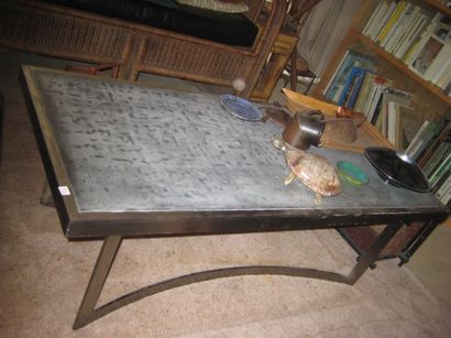 null Table basse piétement acier brossé, dessus peint gris.
39,5 x 55 x 120 cm