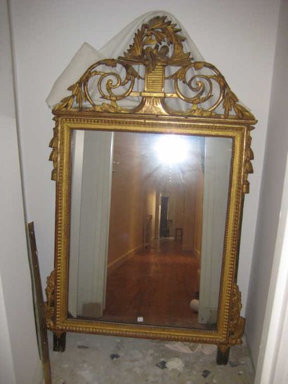 null Miroir en bois doré mouluré et sculpté surmonté d'un fronton à décor d'entrelacs...