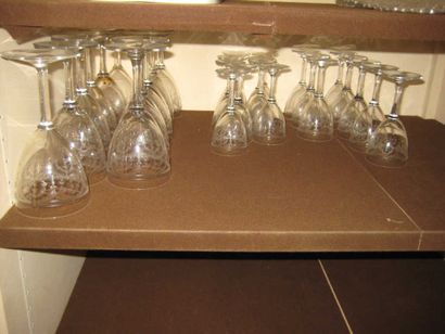 null Partie de service de verres en cristal gravé comprenant :
12 verres à vin
9...
