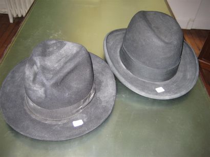 null Deux chapeaux d'homme