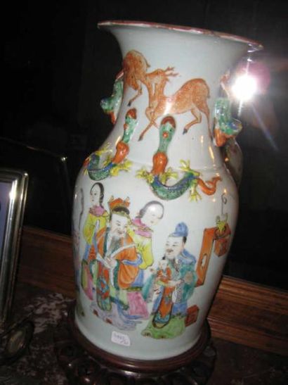 null Vase en porcelaine à décor animé
Asie
H: 34 cm