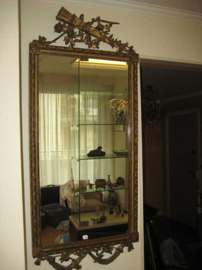 null Miroir en stuc doré
XIXème siècle
116 x 50 cm
(accidents et restaurations)