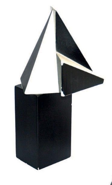William BARBOSA Pyramide, 1996
Sculpture en métal laqué signée et datée au culot.
16...