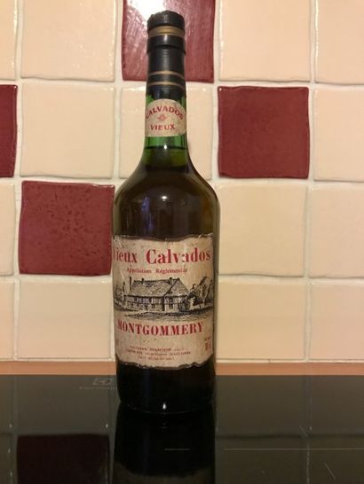 null Une bouteille de Calvados Montgommery