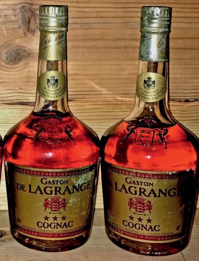 null Deux bouteilles Cognac «3 étoiles» Gaston Delagrange.
Bouteilles transparentes...